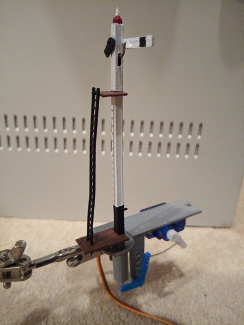 Servo mount to operate a Semaphore Signal